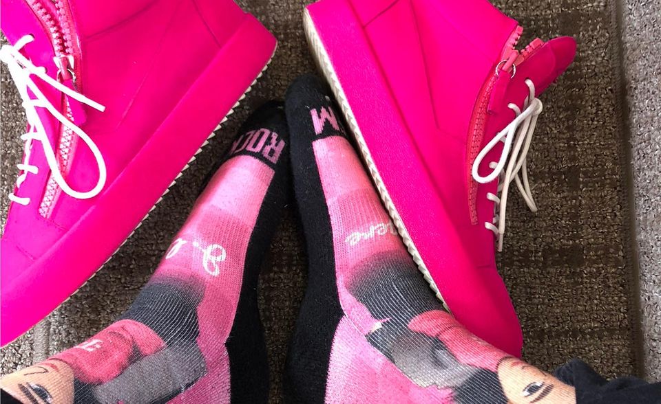 Geht so wohl nur in den USA: Legere ist in zwischen selbst eine Marke. Sein Gesicht ziert Socken, auch die natürlich in Magenta