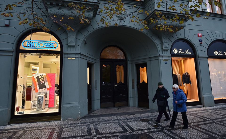 Die EPH-Zentrale in Prag liegt versteckt in einer Einkaufsstraße - direkt neben schicken Modelabels