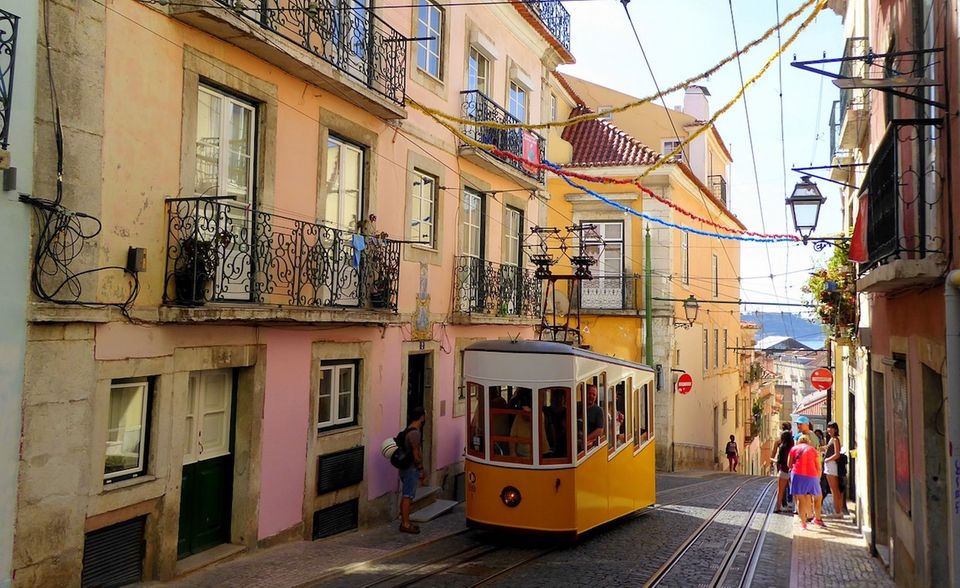 #6 Lissabon: Portugal hat in der Studie sogar die zweitniedrigsten Durchschnittslöhne von allen 18 untersuchten Ländern vorzuweisen. Die vergleichsweise geringe Kaufkraft der Bürger spiegelt sich in den niedrigen Lebenshaltungskosten wieder. Laut Glassdoor lässt es sich in Lissabon rund 60 Prozent günstiger leben als in New York City.