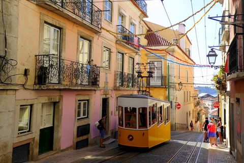 #6 Lissabon: Portugal hat in der Studie sogar die zweitniedrigsten Durchschnittslöhne von allen 18 untersuchten Ländern vorzuweisen. Die vergleichsweise geringe Kaufkraft der Bürger spiegelt sich in den niedrigen Lebenshaltungskosten wieder. Laut Glassdoor lässt es sich in Lissabon rund 60 Prozent günstiger leben als in New York City.
