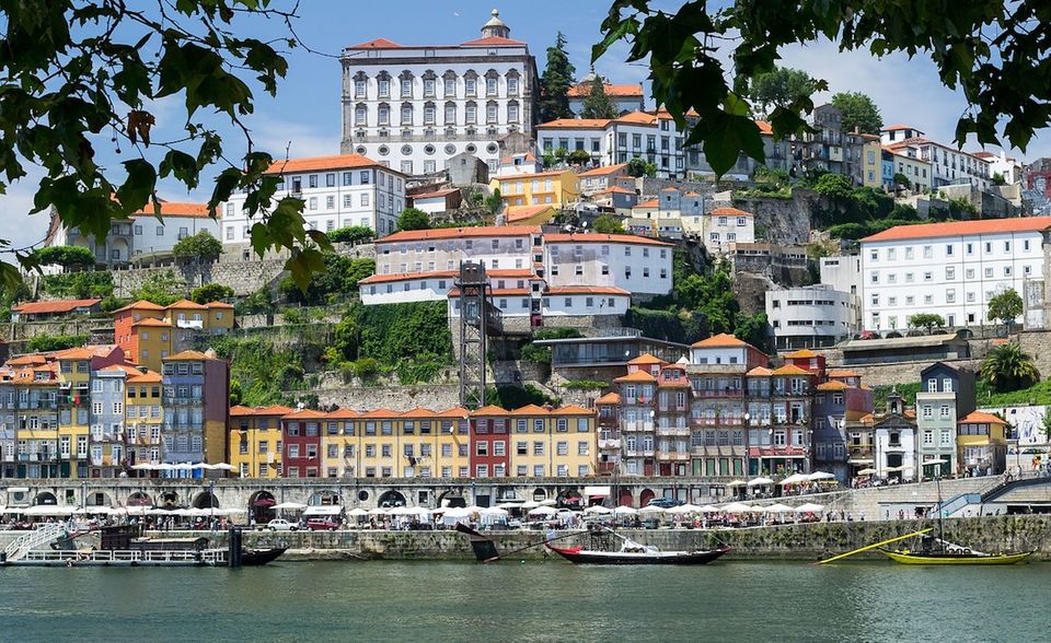 #2 Porto: Wer bei der Versetzung nach Portugal die Wahl zwischen Lissabon und Porto hat, spart in letzterer Stadt noch einiges an Lebenshaltungskosten. Billiger als in Portugals zweitgrößter Stadt und einem der wichtigsten Wirtschaftsstandorte des Landes lebt es sich nur noch in einer anderen europäischen Stadt.