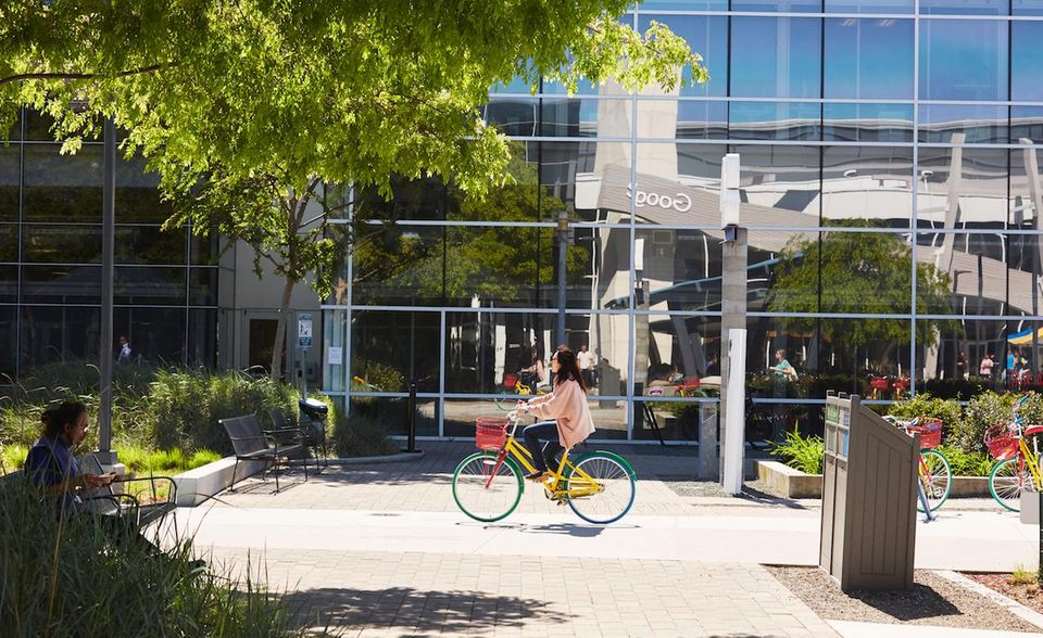 Mittelstand: Google / Alphabet: Bei Google können die Mitarbeiter lange Wegstrecken auf farbenfrohen Fahrrädern zurücklegen. Google / Alphabet: Bei Google können die Mitarbeiter lange Wegstrecken auf farbenfrohen Fahrrädern zurücklegen.