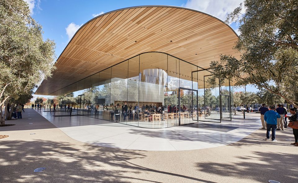Apple: Der neue riesige Campus namens Apple Park wurde im April 2017 eröffnet. Mehr als 12.000 Menschen arbeiten auf dem riesigen Gelände im kalifornischen Cupertino. Der Entwurf stammt vom britischen Stararchitekten Norman Foster. Im November 2017 öffnete auch das Besucherzentrum seine Pforten.