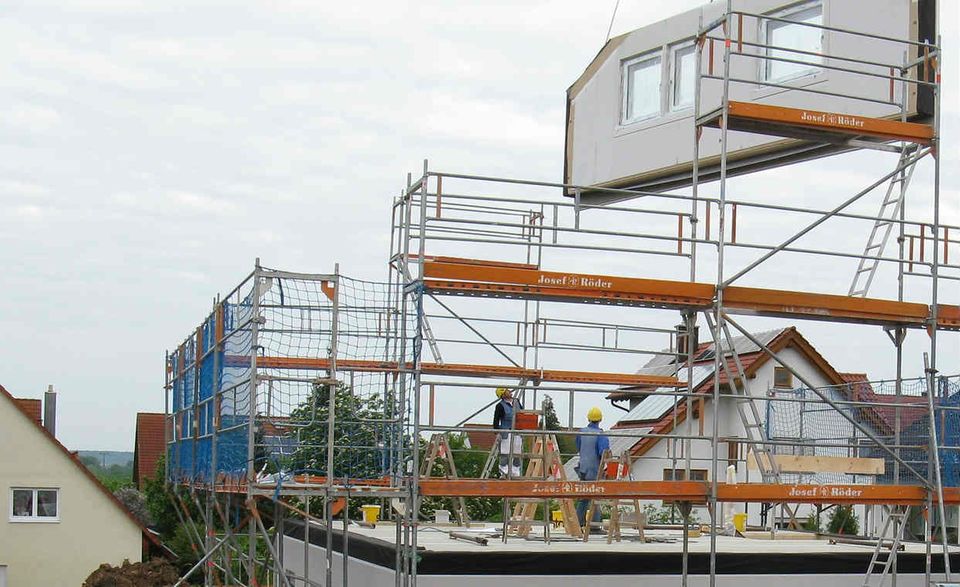 Mit dem Bau beginnt das Risiko: Als Bauherren haften Hausbauer für fast alles, was im Zusammenhang mit der Baustelle steht. Sie sind für herabfallendes Baumaterial genauso verantwortlich wie für Kinder, die auf der Baustelle zu Schaden kommen. Führen Eigentümer die Bauarbeiten selbst aus, haften sie auch bei Unfällen der helfenden Personen – im Zweifel unbegrenzt und ein Leben lang. Absichern können sich Häuslebauer mit dem Abschluss einer Bauherren-Haftpflicht, die für Personen- und Sachschäden während der Bauarbeiten aufkommt. Empfehlenswert ist eine Deckungssumme von mindestens drei Mio. Euro, wobei die meisten Anbieter diesen Betrag ohnehin als Untergrenze ansetzen. Die Police empfiehlt sich bei allen größeren Bauvorhaben. Bei kleineren Baustellen bis 50.000 Euro greift im Schadenfall in der Regel die private Haftpflichtversicherung.