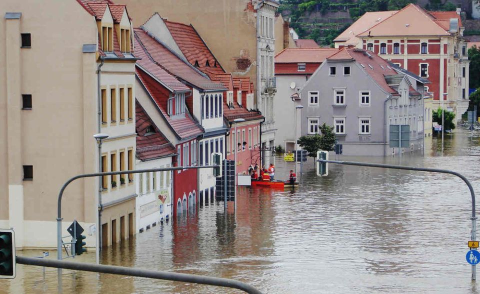Verheerende Folgen können auch Naturkatastrophen wie Überschwemmungen, Lawinen oder Erdrutsche haben. Solche Schäden sind von der Wohngebäudeversicherung in der Regel ausgenommen. Immobilienbesitzer können sich jedoch mit einer Elementarschutzversicherung dagegen absichern. Weil solche Naturkatastrophen für die Versicherungen mit enormen Risiken verbunden sein können, prüfen sie vor Vertragsschluss in der Regel sehr detailliert den Standort der Immobilie. Wer etwa in der Nähe eines Flusses wohnt oder am Rand eines Berges, bekommt nur schwer eine Police, muss jedenfalls mit einer hohen Prämie rechnen. Liegt die eigene Immobilie weit entfernt von sogenannten Wohngefährdungszonen, sind die Policen meist etwas günstiger zu haben. Immobilienbesitzer sollten sich dann aber bewusst sein, dass sie jährlich Geld für einen Fall bezahlen, der mit hoher Wahrscheinlichkeit gar nicht eintreten wird.