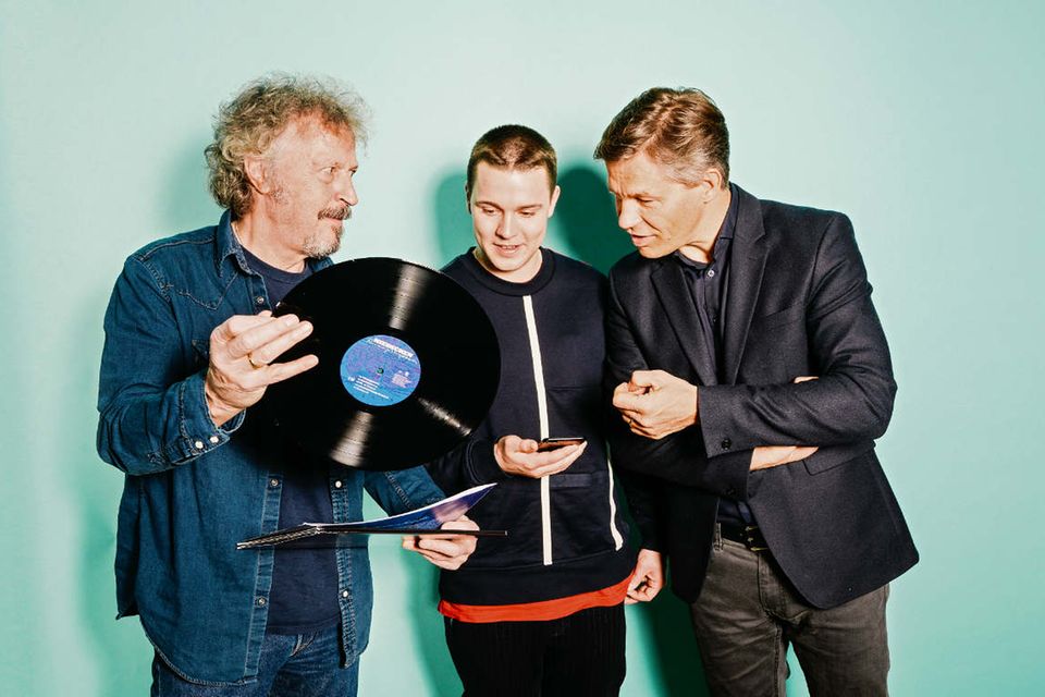 Spitzentreffen: Die Musiker Wolfgang Niedecken und Felix Jaehn mit Universal- Europachef Frank Briegmann (v. l.) in der Berliner Unternehmenszentrale