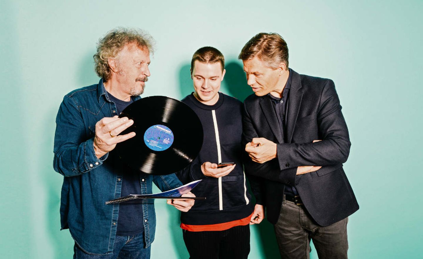 Spitzentreffen: Die Musiker Wolfgang Niedecken und Felix Jaehn mit Universal-  Europachef Frank Briegmann (v. l.) in der    Berliner Unternehmenszentrale