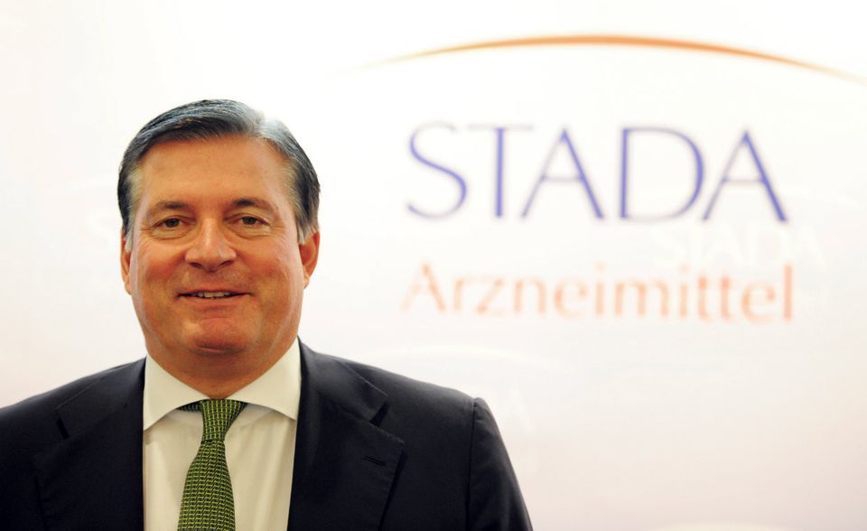 #6 Hartmut Retzlaff hat sein Amt Mitte 2016 nach einem Machtkampf mit Finanzinvestoren aufgegeben. Der Arzneimittelhersteller Stada zahlte ihm, der 23 Jahre an der Spitze des MDax-Konzerns stand, 1,3 Mio. Euro Gehalt fort und legte eine Abfindung von 5,9 Mio. Euro obendrauf. Mit variablen Vergütungsbestandteilen kam Retzlaff auf 10,3 Mio. Euro.