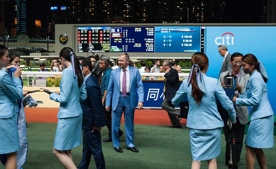 Der CEO des Hong Kong Jockey Clubs scheut Fotografen. Nur ganz selten lässt er sich zu einem Selfie überreden