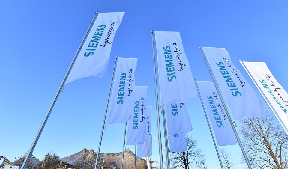 #4 - Siemens erwirtschaftete den Angaben zufolge einen Umsatz von 63,9 Milliarden Euro. Das waren 5,2 Prozent mehr als noch 2016. Die Zahl der Mitarbeiter stieg um sechs Prozent auf 372.000.