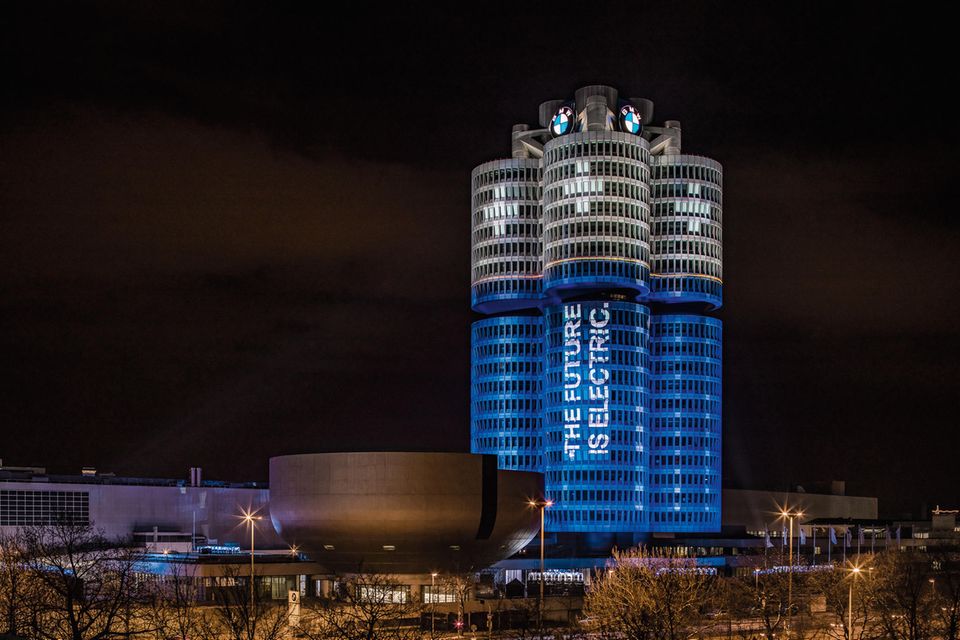 #3 BMW - Die Spitze der Top-Unternehmen Deutschlands ist fest in der Hand der Autobauer. BMW eröffnet den Treppchen-Reigen. Der Umsatz betrug von Januar bis September 72,7 Milliarden Euro. Das entsprach einem Plus von fünf Prozent. Die Zahl der Mitarbeiter stieg um 2,8 Prozent auf 129.545.
