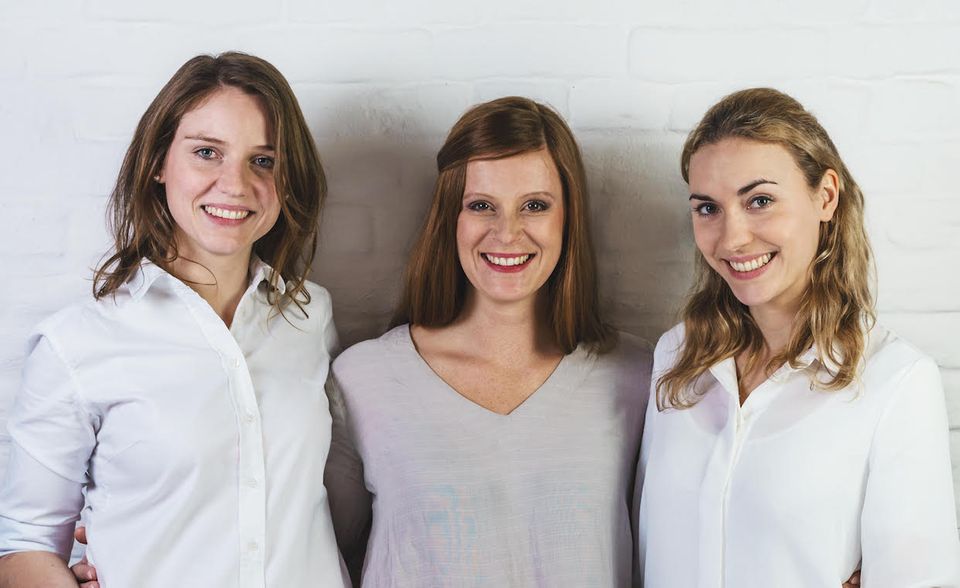 Selfapy-Gechäftsführung: COO Kati Bermbach, CMO Farina Schurzfeld, CEO Nora Blum (v.l.)