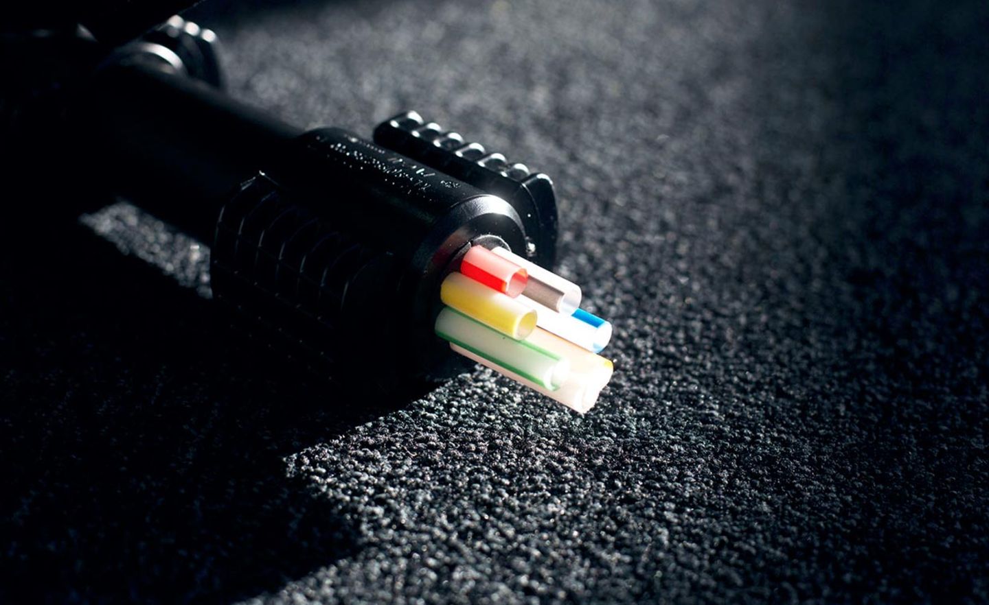 Lichtwellenleiter: So werden Glasfaserdatenleitungen auch bezeichnet. Hier ein Strang der von Bauunternehmer Weigand verlegten Kabel