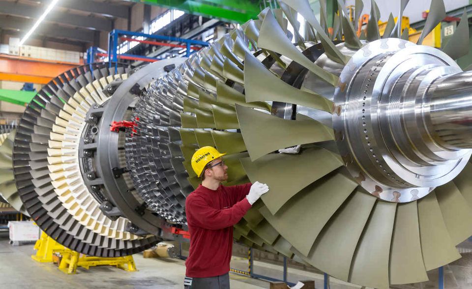 #2 Maschinen: Maschinen made in Germany sind weltweit stark gefragt. Ihr Ausfuhrwert betrug im vergangenen Jahr 183,56 Mrd. Euro. Damit entfiel rund ein Siebtel des gesamten Außenhandels 2017 auf diese Gütergruppe. Sie umfasst unter anderem Verbrennungsmotoren und Turbinen (ohne Motoren für Luft- und Straßenfahrzeuge), Öfen, Werkzeugmaschinen für die Metallbearbeitung oder Maschinen für die Land- und Forstwirtschaft.