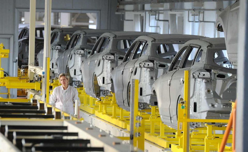 Die Chinesen produzieren aber auch in Europa, wie in Weißrussland. Dort ist Geely an dem Joint Venture Belgee beteiligt. Der autokratische weißrussische Präsident Lukaschenko verpflichtete alle Beamten des Landes, ein Auto dieser Marke zu fahren.