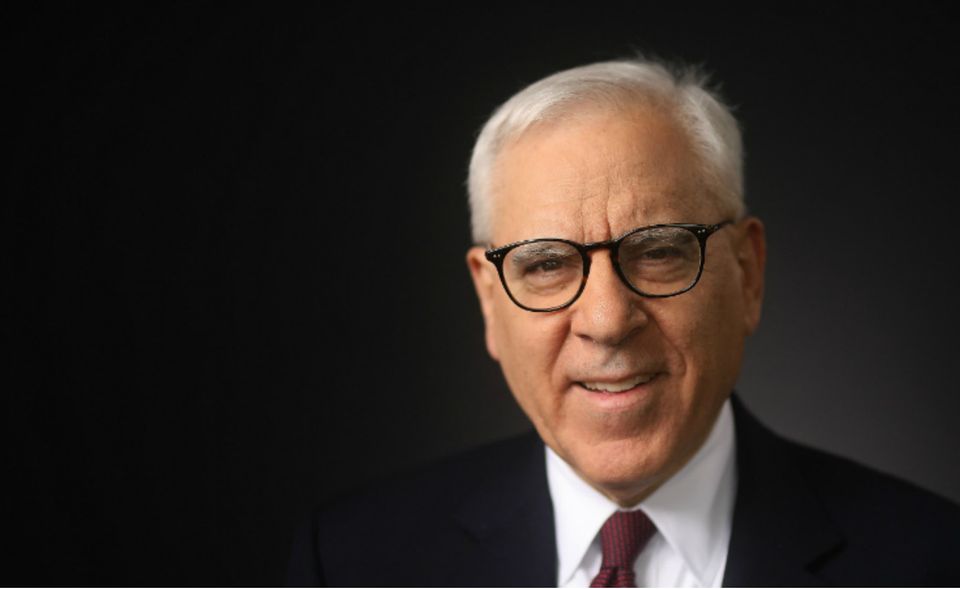#1 The Carlyle Group: Auf dem ersten Platz findet sich der Fonds aus Washington D.C., ein absoluter Big Shot der Branche. Etwa 1700 Mitarbeiter schauen rund um die Welt nach Firmen, die man kaufen kann. Der bekannteste von ihnen ist David Rubenstein. Er hat den Fonds 1987 mitaufgebaut und ist bis heute die Gallionsfigur von Carlyle. Bekannt wurden die Firmenjäger unter anderem durch Beteiligungen an Firmen wie Booz Allen Hamilton, Getty Images oder Moncler.
