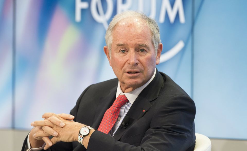 #2 Blackstone: Der berühmte Fonds wurde im PEI300-Ranking von The Carlyle Group auf Platz 2 verdrängt. Auch dank seines umtriebigen CEOs Stephen Schwarzman ist Blackstone auch einem breiteren Publikum geläufig, was für die verschwiegene Branche nicht unbedingt gewöhnlich ist. Schwarzman fiel in den vergangenen Jahren unter anderem durch eine nachgesagte Nähe zu Donald Trump auf.