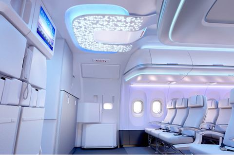 Von so viel Beinfreiheit können selbst Reisende in der 1. Klasse nur träumen. Airbus denkt mit seinem Konzept „Family Airspace“ für den Airbus 320 die erste Sitzreihe neu. Zwei Fenster auf jeder Seite und ein innovatives Beleuchtungskonzept sollen eine besondere Ruhezone schaffen.