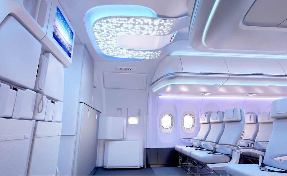 Von so viel Beinfreiheit können selbst Reisende in der 1. Klasse nur träumen. Airbus denkt mit seinem Konzept „Family Airspace“ für den Airbus 320 die erste Sitzreihe neu. Zwei Fenster auf jeder Seite und ein innovatives Beleuchtungskonzept sollen eine besondere Ruhezone schaffen.