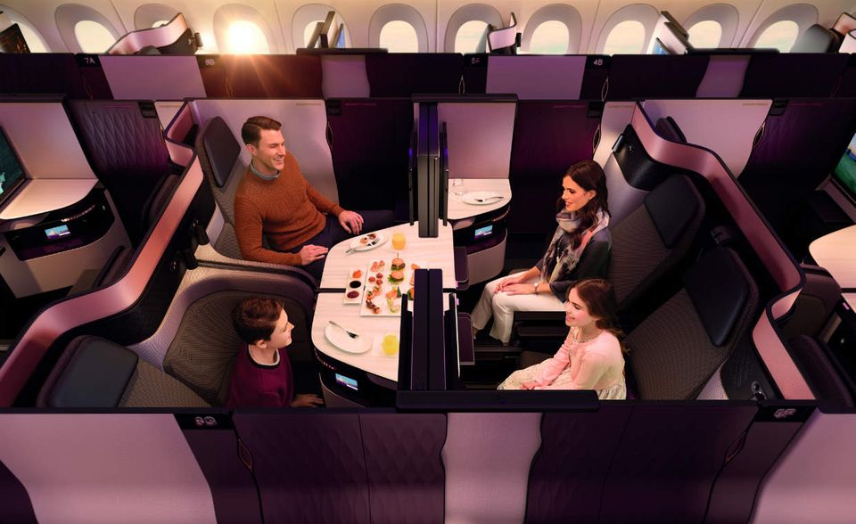 Die Business Class von Qatar Airways ist und bleibt der Spitzenreiter bei den World Airline Awards von Skytrax. Auch für die komfortablen Sitze gab es Platz eins. Reisende bekommen neben dem flach ausfahrbaren Bett ein Entertainment-Angebot mit über 3000 Titeln. Außerdem können die Passagiere essen, wann sie wollen. Die nationale Fluggesellschaft des Emirats Katar hat ihre Business Class kürzlich um die Qsuite erweitert. Das neue Design erlaubt es, bis zu vier Plätze durch hochfahrbare Sichtblenden in ein abgeschirmtes Abteil zu verwandeln.