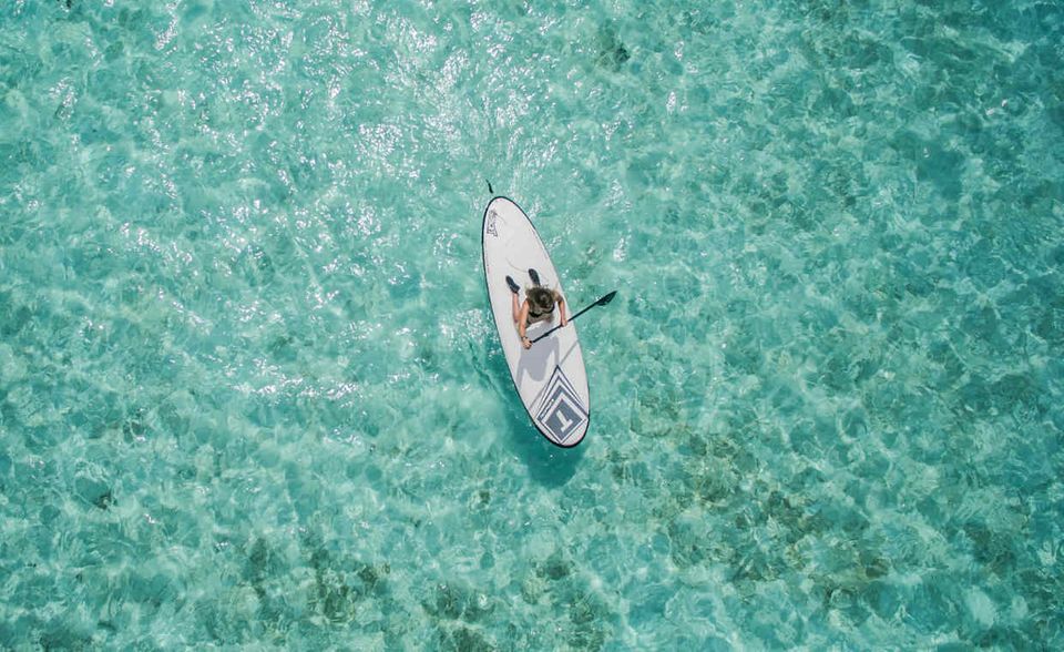 #1 Reisen: Die Auszeit vom Alltag steht für die Deutschen ganz oben auf der Wunschliste. Rund jeder zweite Befragte (51 Prozent der Männer und 46 Prozent der Frauen) lässt sich den Urlaub in diesem Jahr was kosten. Die YouGove-Umfrage ergab außerdem: Sieben Prozent Männer und sechs Prozent Frauen wollen 2018 mehr Geld für Qualität ausgeben. 18 beziehungsweise 25 Prozent fanden unter den vorgegebenen Konsumausgaben keine passende Option. Jeweils sieben Prozent antworteten mit „weiß nicht“ oder machten keine Angaben.