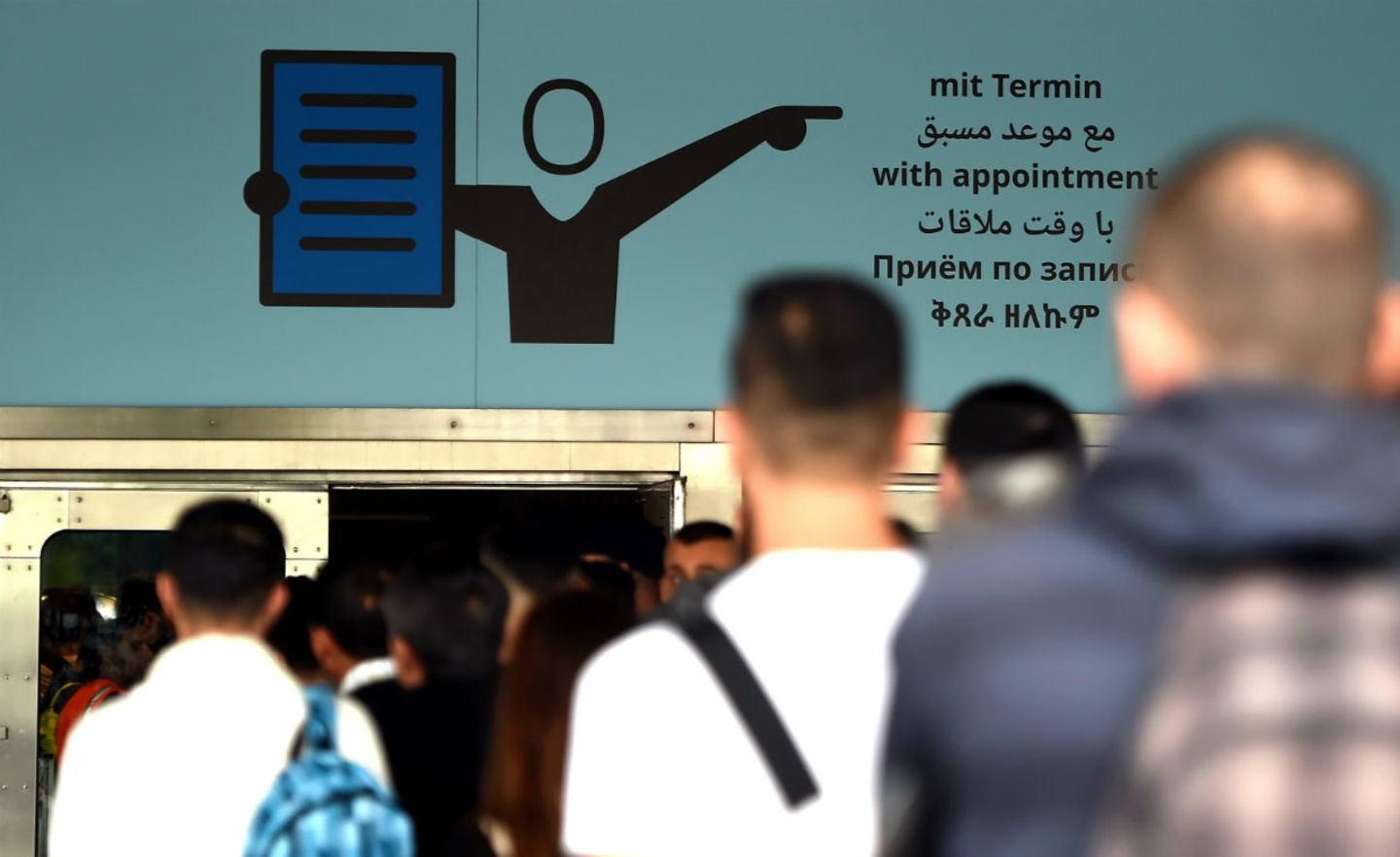 Eine Schlange von Flüchtlingen steht am frühen Morgen im Sommer 2016 in Berlin vor der Leistungsstelle im Berliner ICC