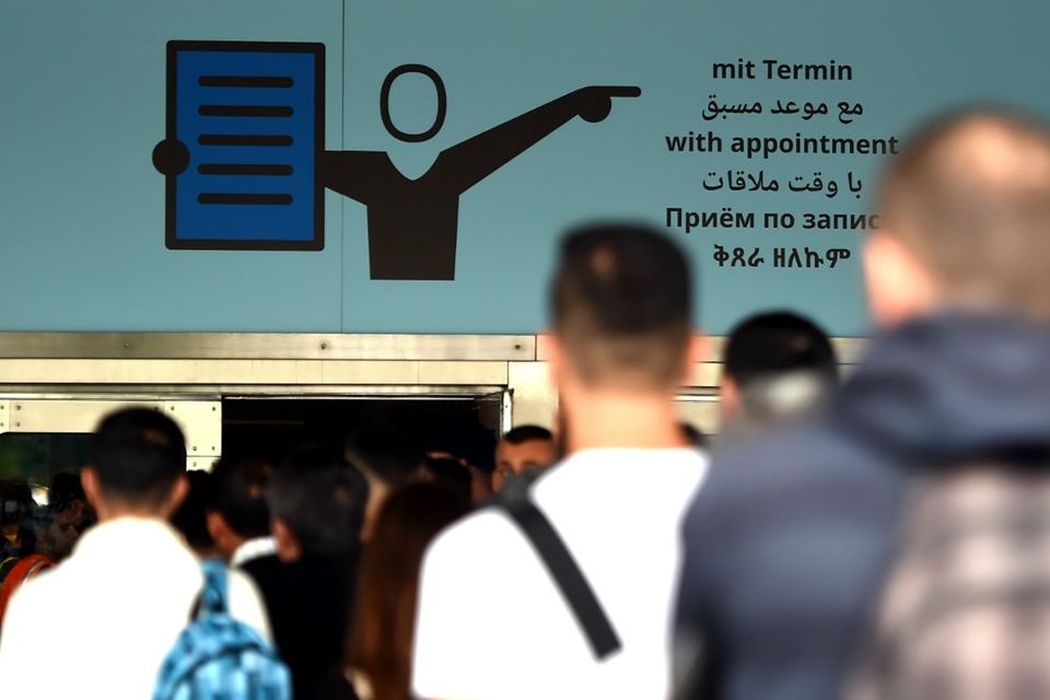 Eine Schlange von Flüchtlingen steht am frühen Morgen im Sommer 2016 in Berlin vor der Leistungsstelle im Berliner ICC