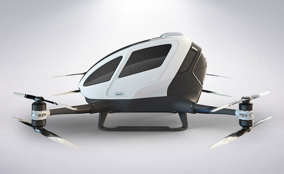 Das chinesische Unternehmen Ehang hat mit seinem Modell, dem Ehang 184, bereits die erste Testphase vor mehr als einem Jahr durchlaufen. Das Flugtaxi gehört mit 100 Kilogramm zu den leichtesten Modellen. Dementsprechend kann es auch nur eine Person von maximal 100 Kilogramm befördern. Die Reichweite ist mit 50 Kilometern bei einer Geschwindigkeit von 100 Kilometern pro Stunde recht gering.