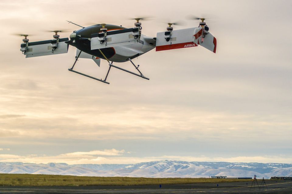 Der 5,7 mal 6,2 Meter große Prototyp von Airbus nennt sich Vahana. Noch kann die bemannte Drohne nur für einige Sekunden abheben. Ab 2020 soll sie für die Serienfertigung bereit sein. Sie fliegt autonom und kann senkrecht starten und landen. Die Pläne der Entwickler: die Reichweite soll bis zu 60 Kilometer betragen. Mit einer vorgesehenen Geschwindigkeit von 120 Kilometern pro Stunde würde Vahana eine halbe Stunde fliegen, bevor sie wieder aufgeladen werden muss. Das Sense-and-avoid-System tastet die Umgebung nach Hindernissen ab und löst Ausweichmanöver aus. Im Notfall, beispielsweise einem entgegenfliegenden Vogelschwarm, kann der Pilot auch selbst eingreifen.