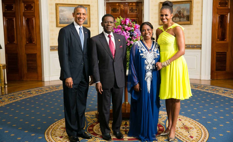 #2 - Teodoro Obiang, Äquatoralguinea: Zum Club der Milliardäre gehört Präsident Obiang – hier mit Michel und Barack Obama – mit rund 600 Mio. Dollar Vermögen noch nicht. Kritiker werfen dem dienstältesten Staatschef des Kontinents aber vor, sein Land als Selbstbedienungsladen zu missbrauchen, seit US-Konzerne Öl aus den Offshorefeldern am Golf von Guinea pumpen. Mit dem Ölpreisverfall hat sich der Staat hoch verschuldet, das Bruttonationalprodukt halbierte sich seit 2012 auf 10 Mrd. Dollar. Ende 2017 soll ein Putschversuch gegen den 75-jährigen Herrscher gescheitert sein. Sein Sohn und Vizepräsident Teodorin, der auf Instagram offen sein Luxusleben zur Schau stellt, ist in Frankreich der Veruntreuung öffentlicher Gelder angeklagt: Er soll als Agrar- und Forstminister in Malabo von 2004-2011 mehr als 100 Mio. Euro beiseite geschafft haben. Ein 4000-Quadratmeter-Anwesen an der Pariser Avenue Foch mit Hamam, Kino, Diskothek und 18 Luxusschlitten wurde beschlagnahmt. Auch die US-Justiz hat nach Korruptionsvorwürfen 70 Mio. Dollar Vermögen des „Kronprinzen“ eingefroren.