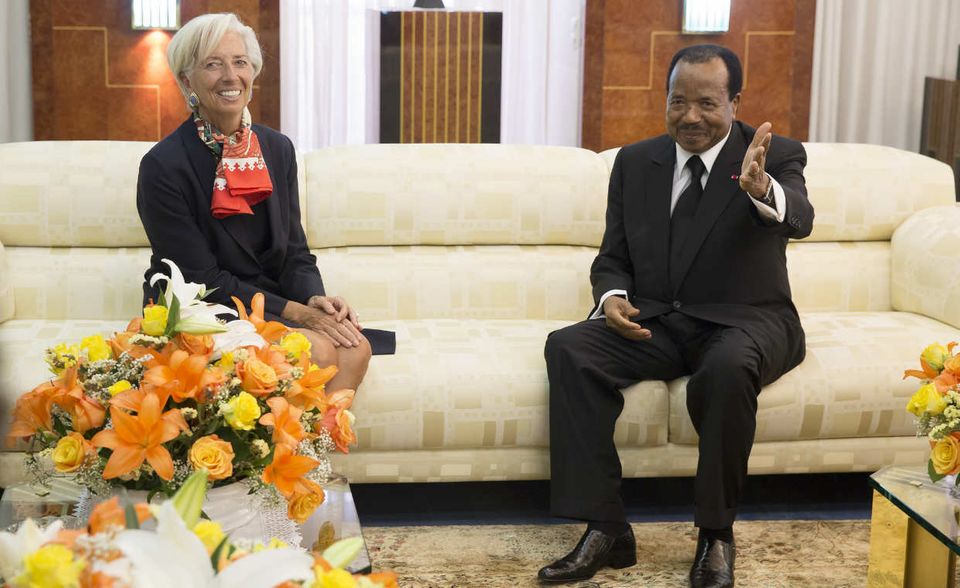 #5 - Kameruns ewiger Herrscher Paul Biya: In den 35 Jahren an den Schalthebeln der Macht hat Präsident Paul Biya – hier mit IWF-Chefin Christine Lagarde – private Reichtümer von rund 200 Mio. Dollar angehäuft. Die Summe schrieb Forbes dem heute 85-Jährigen 2014 zu. Neueren Datums ist die Enthüllung einer Gruppe von 40 Non-Profit Organisationen, die mit Unterstützung von Journalisten und Amnesty International die Kosten privater Auslandsreisen zu Lasten der Staatskasse nachzeichnete. Demnach hat Biya seit 1982 viereinhalb Jahre (1645 Tage) im Ausland verbracht – vor allem in der Schweiz und Frankreich – und dafür 65 Mio. Dollar ausgegeben. Kamerun ist nur eines der Länder Zentralafrikas, dem Ökonomen seit Jahren empfehlen, Rohstofferlöse gezielt in Infrastruktur, Energie und Ausbildung zu investieren. Am unteren Ende von Rankings über Geschäftsklima und Korruption lebt jeder dritte Kameruner in Armut. Der Internationale Währungsfonds (IWF) hat ausgerechnet, dass allein 2017 etwa 300 Mio. Dollar Öl-Einnahmen nicht im Haushalt verbucht wurden.