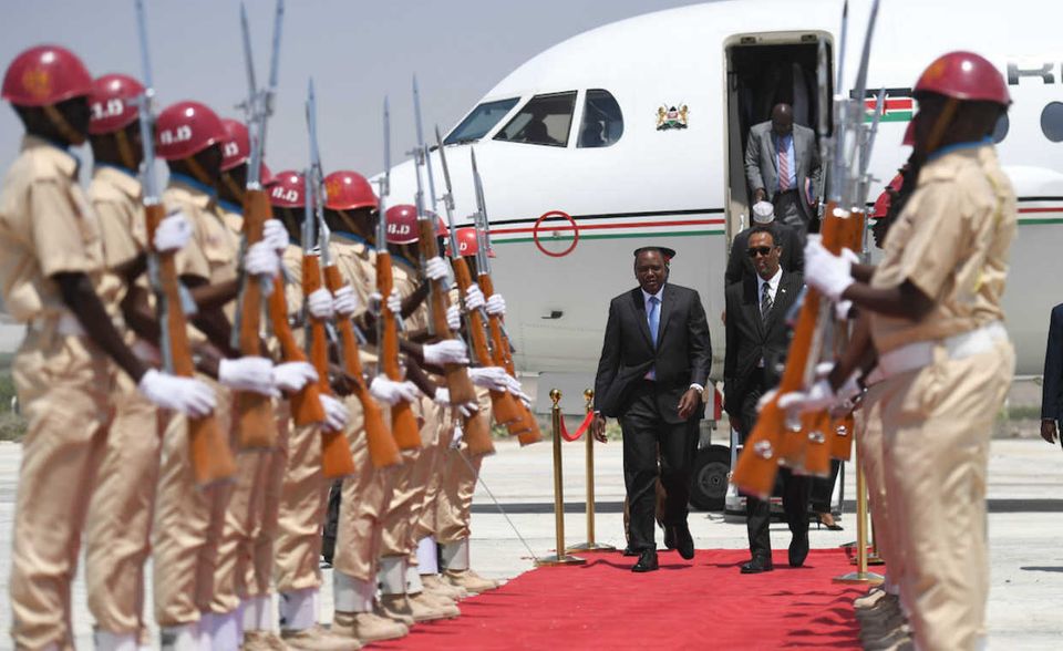 #3 - Kenias Präsident Uhuru Kenyatta: Als Spross der politischen Kenyatta-Dynastie verkörpert der 2017 wiedergewählte Präsident – hier auf dem Rollfeld in Somalia – wie kein anderer die wohlhabende Elite der größten ostafrikanischen Volkswirtschaft. Das auf rund 500 Mio. Dollar taxierte Vermögen basiert vor allem auf Grundbesitz, der auf Staatsgründer Jomo Kenyatta und seine Ehefrau zurückgeht. Sie waren am Ende der britischen Kolonialherrschaft in den Besitz vieler tausend Hektar fruchtbaren Ackerlandes gelangt und bis zum Verbot am Elfenbeinhandel beteiligt. Den akkumulierten Reichtum thematisierte die CIA sogar in einem Geheimpapier aus Furcht vor möglichen Unruhen bei der Machtübergabe. Später kamen Anteile in der milchverarbeitenden Industrie (Brookside Dairies), dem Medienkonzern Mediamax, der Hotelkette Heritage und der Commercial Bank of Africa hinzu. Der heute 56-jährige Uhuru, was so viel wie Freiheit bedeutet, begann seine politische Laufbahn als Finanzminister und Vizepremier. In seiner ersten Amtszeit als Präsident stiegen Staatsverschuldung und Ungleichheit, 45 Prozent der Bevölkerung leben unterhalb der Armutsgrenze.
