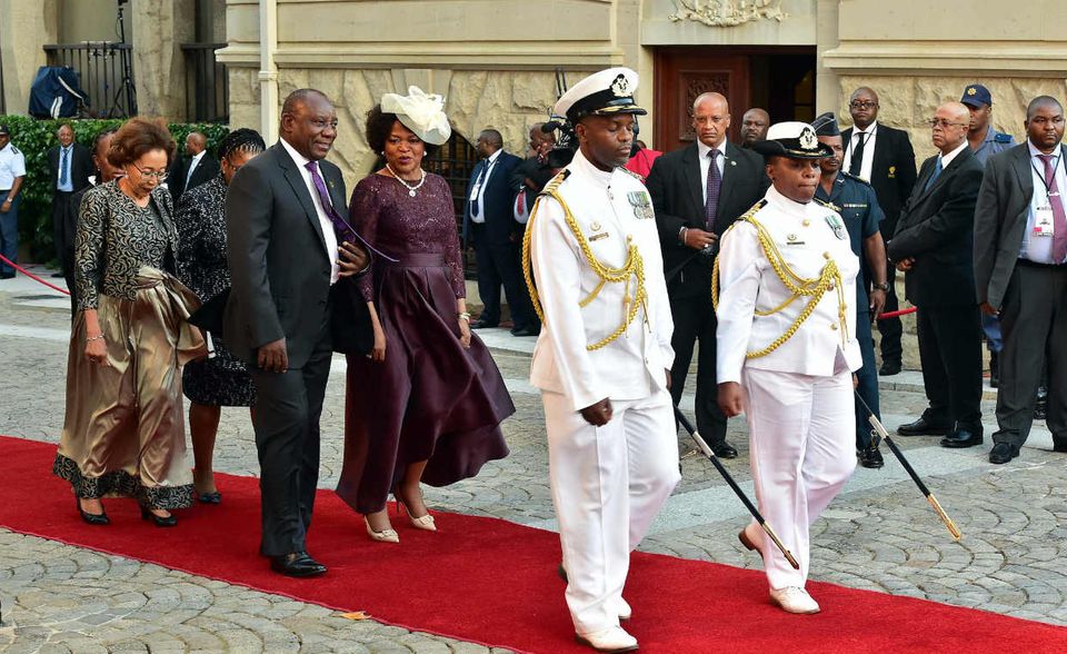 #4 - Südafrikas Staatschef Cyril Ramaphosa: Seit er 2014 zum Vizepräsidenten berufen wurde, zog sich Ramaphosa – hier mit der First Lady vor der Rede an die Nation – Schritt für Schritt aus seinen wirtschaftlichen Unternehmungen zurück. Um Interessenskonflikte zu vermeiden, verkaufte er seinen Anteil an der von ihm 2001 gegründeten Investmentgesellschaft Shanduka, die sich mit der Pembani Gruppe zur „Pan African Industrial Holdings Group“ neu formierte. Shanduka hielt Beteiligungen im Bergbau, im Finanzwesen sowie an McDonald’s Südafrika und Coca Cola-Abfüllwerken. Forbes schreibt dem früheren Anti-Apartheid-Kämpfer und Gründer der Bergarbeitergewerkschaft, der zum Unternehmer wurde, 450 Mio. Dollar und Platz zwölf auf Südafrikas Liste der Reichen zu. Während des Übergangs zur Demokratie in den 1990er Jahren war Ramaphosa Generalsekretär des Afrikanischen Nationalkongresses, zog sich nach drei Jahren im Parlament aber aus der Politik zurück. Als Vizepräsident verhandelte er maßgeblich den Rückzug des zuletzt unter anderem wegen Korruptionsvorwürfen äußerst umstrittenen Partei- und Staatschef Jacob Zuma, dem er im Februar nachfolgte. In seiner Antrittsrede hob er den Kampf gegen Vetternwirtschaft und für neuen wirtschaftlichen Auftrieb hervor. Die Arbeitslosigkeit beträgt 27 Prozent.