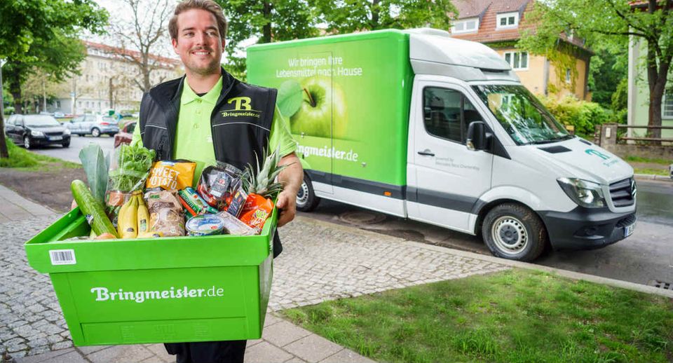 In Bringmeisters Liefergebieten Berlin und München hat man als Kunde erst nach der Lieferung Gelegenheit, das Herkunftsland zu prüfen. Die gesetzlich vorgeschriebenen Herkunftsangaben für Obst und Gemüse fehlen teilweise komplett. Der Händler verzichtet in der Produktbeschreibung auf Hersteller oder Inverkehrbringer – aus Sicht von Foodwatch ein „klarer Verstoß gegen die Lebensmittelinformationsverordnung“. Dem setze die Edeka-Tochter aber „noch die Krone auf“: Auf die im Internet gemachten Angaben zum Produkt ist kein Verlass, denn wie der Konkurrent Rewe übernimmt der Händler dafür keine Haftung. Auch dies erklärt Foodwatch für unzulässig. Allerdings akzeptiert Bringmeister als einziger alle im Sinne von Datenschutz zu bevorzugenden Bezahloptionen Bar, EC-Karte und auf Rechnung.Auch dies erklärt Foodwatch für unzulässig. Allerdings akzeptiert Bringmeister als einziger alle im Sinne von Datenschutz zu bevorzugenden Bezahloptionen: Bar, EC-Karte und auf Rechnung.
