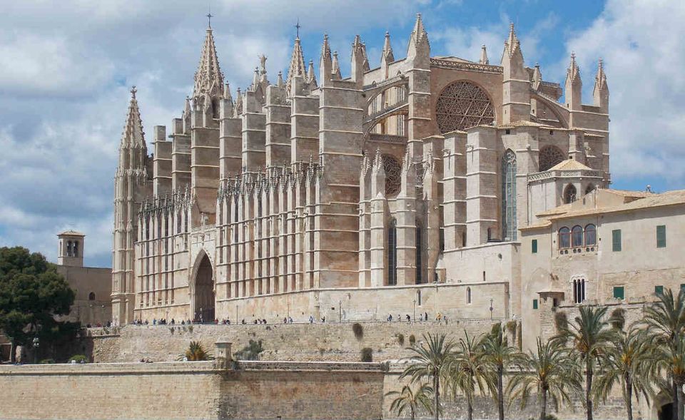 Das Urlaubsziel Nummer Eins der Deutschen ist fast schon traditionsgemäß Spanien. Zwölf Millionen Touristen aus Deutschland gab es 2017. Fast die Hälfte davon entfiel dabei auf die Balearen-Insel Mallorca. Die Preise in der Tourismusbranche sind im Vergleich zu deutschen Einrichtungen um 22,5 Prozent niedriger.