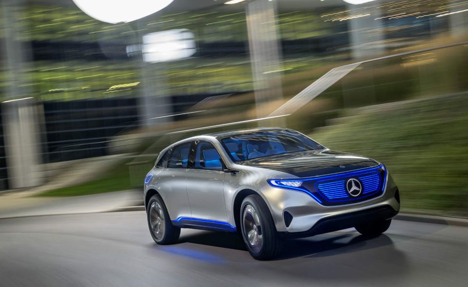 Mercedes EQ Irgendwie blau leuchten muss es immer, wenn ein Elektroantrieb im Spiel ist. Den Geländewagen EQ stellte Daimler-Chef Dieter Zetsche 2016 in Paris vor.