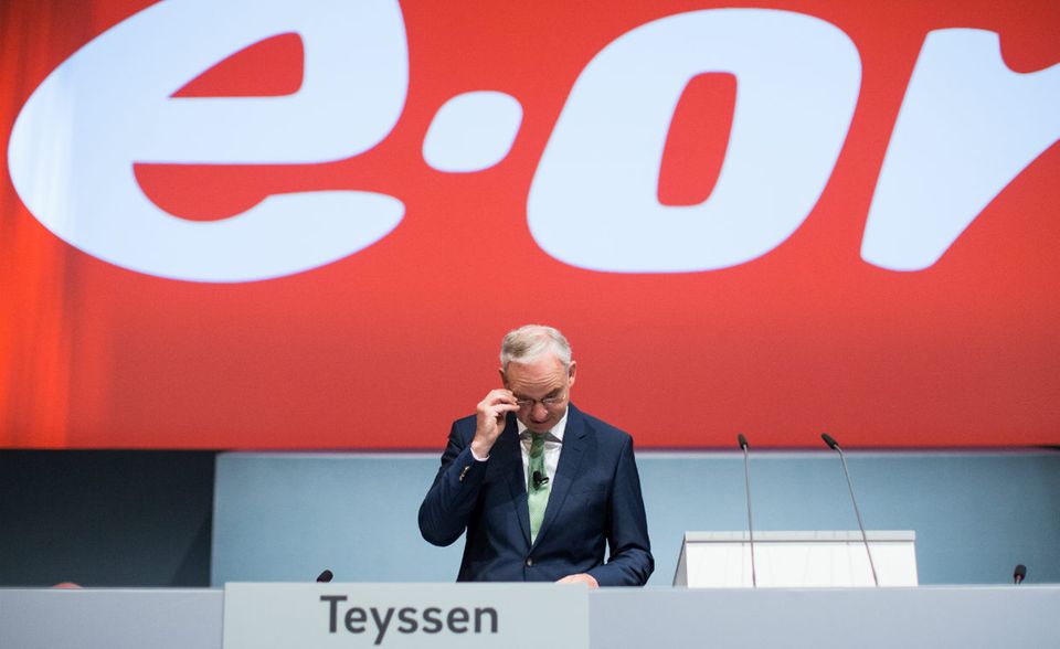 #6 Der frühere deutsche Branchenprimus Eon ist Opfer der Energiewende. Zu spät steuerte das Unternehmen auf Erneuerbare Energien um. Mittlerweile hat Eon das Geschäft mit Kohle und Gas abgespalten und konzentriert sich auf Erneuerbare Energien und Energienetze. Der Umsatz lag 2016 bei 38,1 Mrd. Euro.