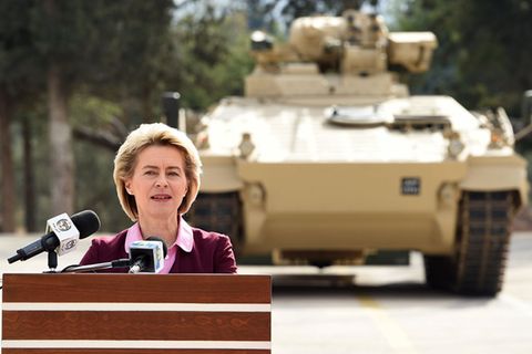 Die alte und neue Verteidigungsministerin Ursula von der Leyen ordnet ihren Rüstungsbereich neu