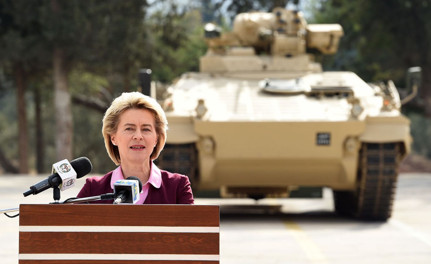 Die alte und neue Verteidigungsministerin Ursula von der Leyen ordnet ihren Rüstungsbereich neu