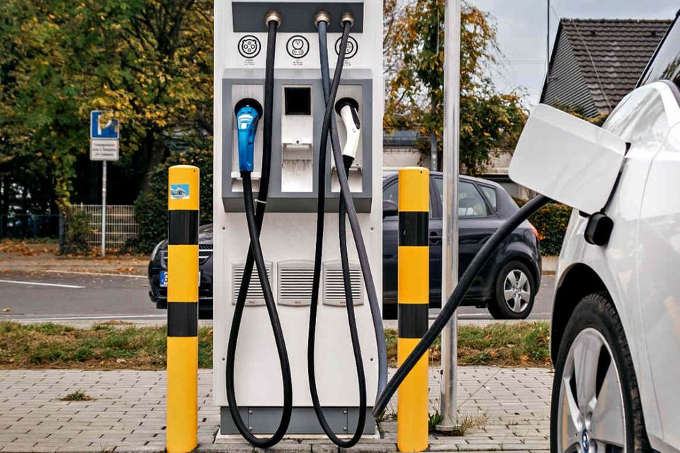 Ladestation für Elektroautos: Der Ausbau der Infrastruktur ist eines der vielen Probleme bei der E-Mobilität