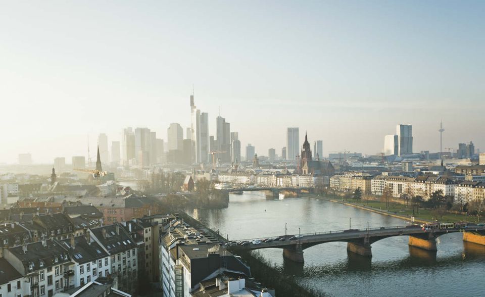 #2 Frankfurt am Main bleibt auf Platz zwei: Hier mussten Käufer 4500 Euro im Durchschnitt für den Quadratmeter Wohnfläche zahlen. Das waren 11,1 Prozent mehr als 2016.