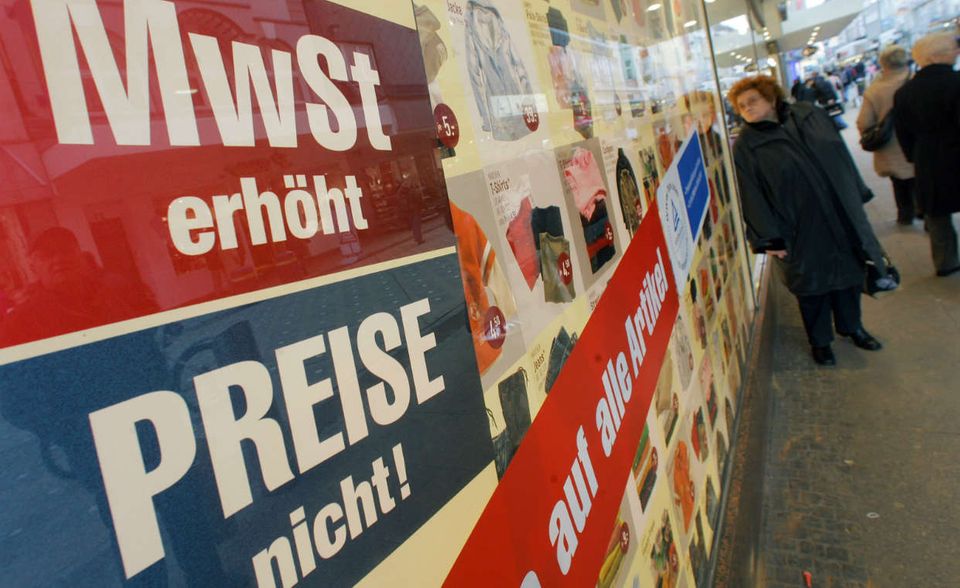 In den vergangenen Jahren gingen die Steuersätze bei der Mehrwertsteuer nur nach oben. In der Corona-Krise soll jetzt eine Steuersenkung die Konjunktur ankurbeln