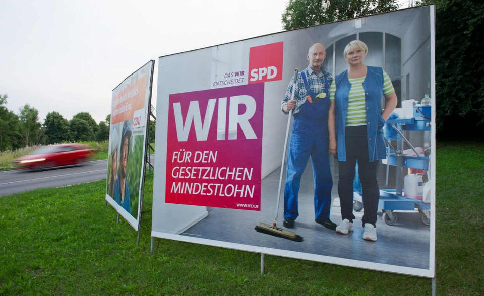 Zum 1. Januar 2015 trat der flächendeckende gesetzliche Mindestlohn von 8,50 Euro pro Stunde in Kraft. Inzwischen beträgt er 8,84 Euro. Auch hinter diesem Vorhaben war die SPD die treibende Kraft. Teile der Union und auch die Wirtschaft waren gegen die Einführung einer Lohnuntergrenze. Sie argumentierten, dass ein Mindestlohn Arbeitsplätze vernichte. Dazu ist es im großem Stil aber nicht gekommen.