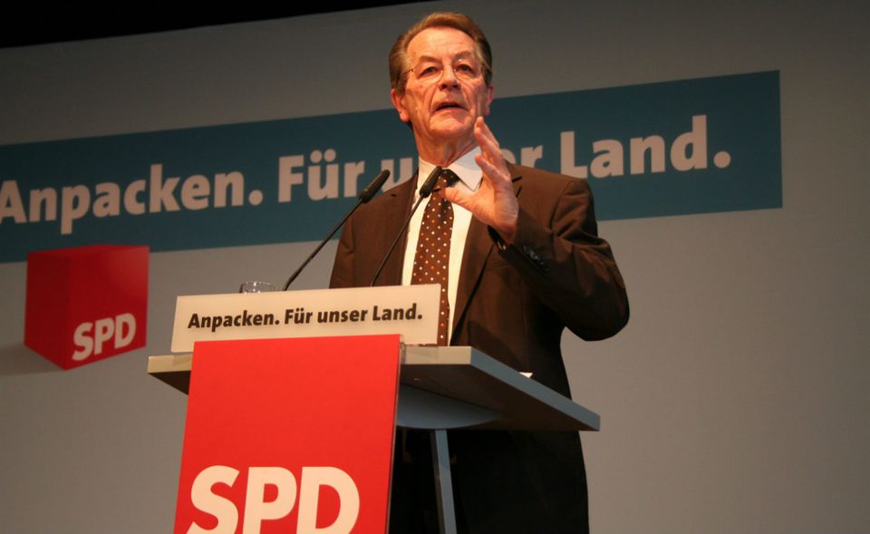 2007 beschloss der Bundestag die schrittweise Anhebung des Renteneintrittsalters auf 67. Bundesarbeitsminister Franz Müntefering verteidigte die Maßnahme mit dem späteren Berufseinstieg und dem demografischen Wandel: „Während 1960 noch acht Beschäftigte auf einen Rentner gekommen seien, stünden derzeit 3,2 Beschäftigte einem Rentner gegenüber. 2030 kämen 1,9 Beschäftigte auf einen Rentner. „Man kann das ignorieren - vernünftig wäre das nicht.“ In der zweiten Großen Koalition wurden die Reformen teilweise wieder zurückgedreht.