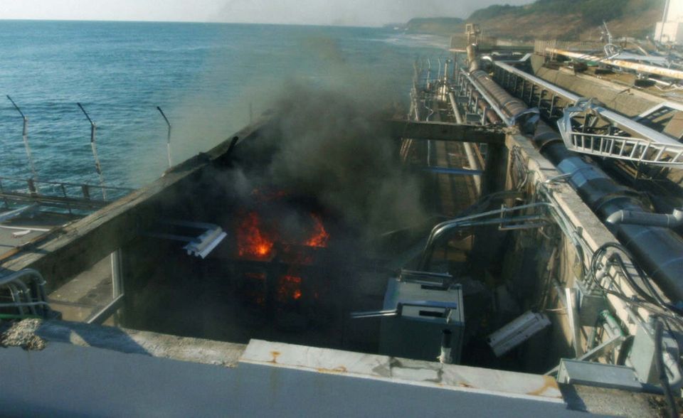 Die Atomkatastrophe von Fukushima war Auslöser von Merkels Energiewende – weg von Atom- und Kohlekraftwerken und hin zu erneuerbaren Energien. Bis 2050 soll der Anteil von Ökoenergien am Stromverbrauch 80 Prozent betragen. Nur drei Monate nach der Fukushima-Katastrophe beschloss der Bundestag das „Gesetz zur Änderung des Atomgesetzes“, das den schnelleren Ausstieg aus der Kernenergie regelt. Zuvor hatte Merkel noch in einem Geheimvertrag noch die die Laufzeit der alten Atom-Meiler verlängert. Die große Euphorie um das Projekt ist inzwischen verflogen, weil es mit der Umsetzung hapert und die Kosten der Energiewende immer deutlicher werden.