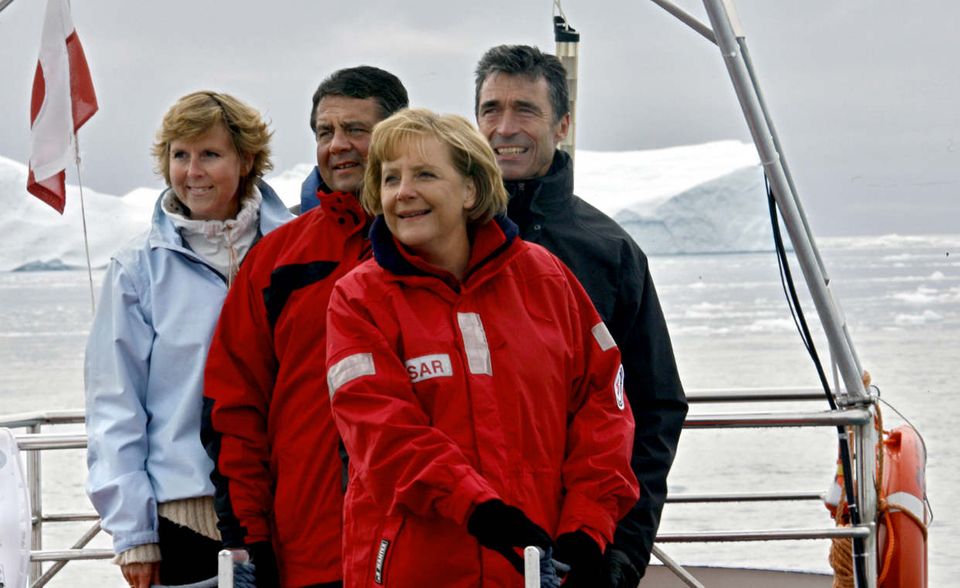 Den Klimawandel erklärte Merkel zur „Schicksalsfrage“ der Menschheit. Doch inzwischen hat die zunächst als „Klimakanzlerin“ gefeierte deutsche Regierungschefin die ambitionierten Ziele ihrer Regierung wieder zurückgeschraubt. Das Klimaschutzziel 2020, die Treibhausgas-Emissionen um 40 Prozent im Vergleich zu 1990, hat die Große Koalition einkassiert. Im Wahlkampf 2017 hatte Merkel noch die Einhaltung dieser Ziele versprochen. Auf dem Foto sieht man die Kanzlerin 2007 bei einem Besuch Grönlands, wo sie sich über die Folgen des Klimawandels informierte. An ihrer Seite: der damalige Umweltminister Sigmar Gabriel.