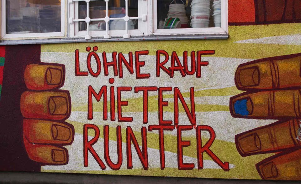 Die steigenden Mietpreise vor allem in den Städten sind in den letzten Jahren zu einem Problem für Geringverdiener geworden. Der Ruf nach bezahlbarem Wohnraum wurde immer lauter. Die Regelung „zur Dämpfung des Mietanstieges auf angespannten Wohnungsmärkten“ wurde im März 2015 auf Druck der SPD verabschiedet. Die Bestimmung besagt, dass in angespannten Wohnungsmärkten, wie etwa Berlin, die Miete nicht mehr als 10 Prozent über der örtlichen Vergleichsmiete liegen darf. Das Gesetz weist Schwachstellen auf, die Bremse funktioniert nicht. Und auch Merkel meint, dass die Mietpreisbremse das „Problem Wohnungsknappheit nicht löst“.