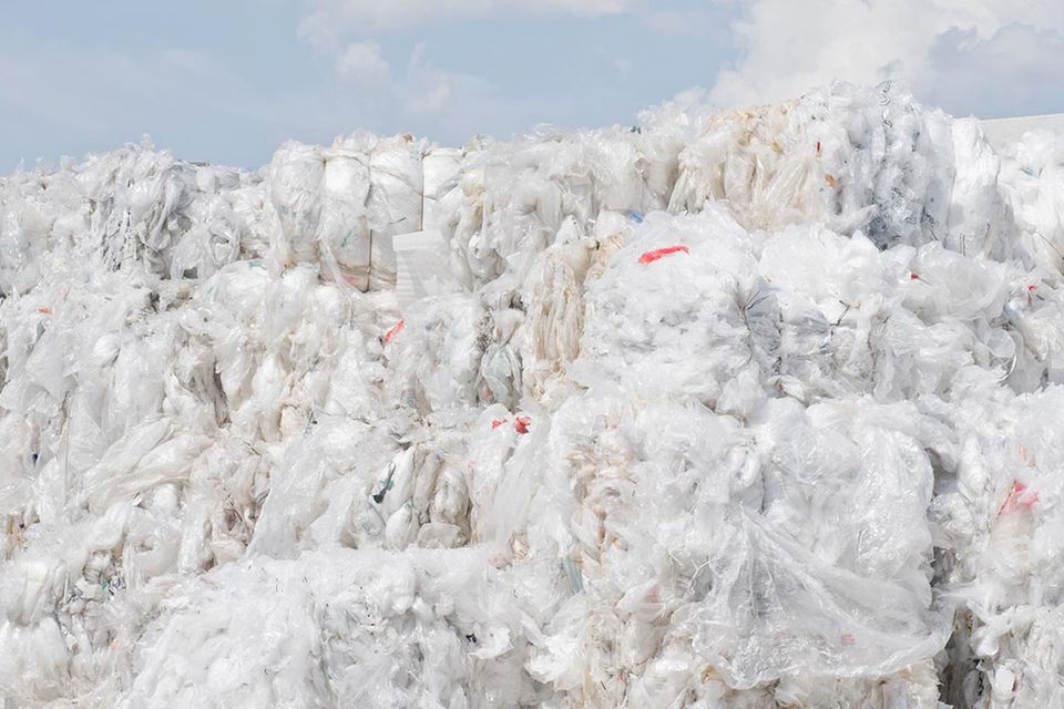 China verbietet den Import riesiger Plastikmüllberge. Zu den problematischen Abfallsorten gehören vor allem unsortierte, verschmutzte, giftige Gewerbeabfälle