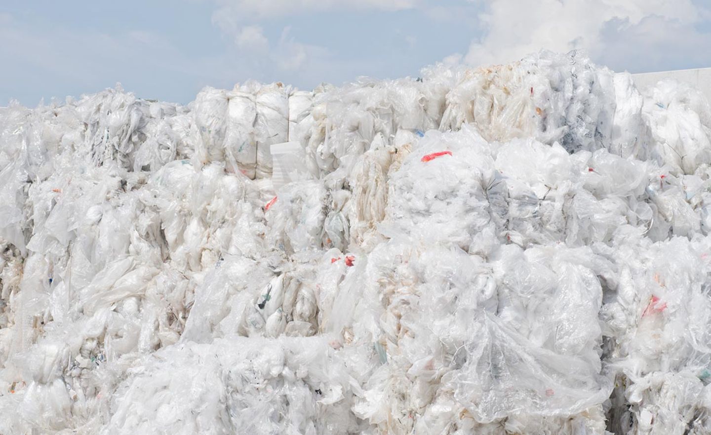 China verbietet den Import riesiger Plastikmüllberge. Zu den problematischen Abfallsorten gehören vor allem unsortierte, verschmutzte, giftige Gewerbeabfälle