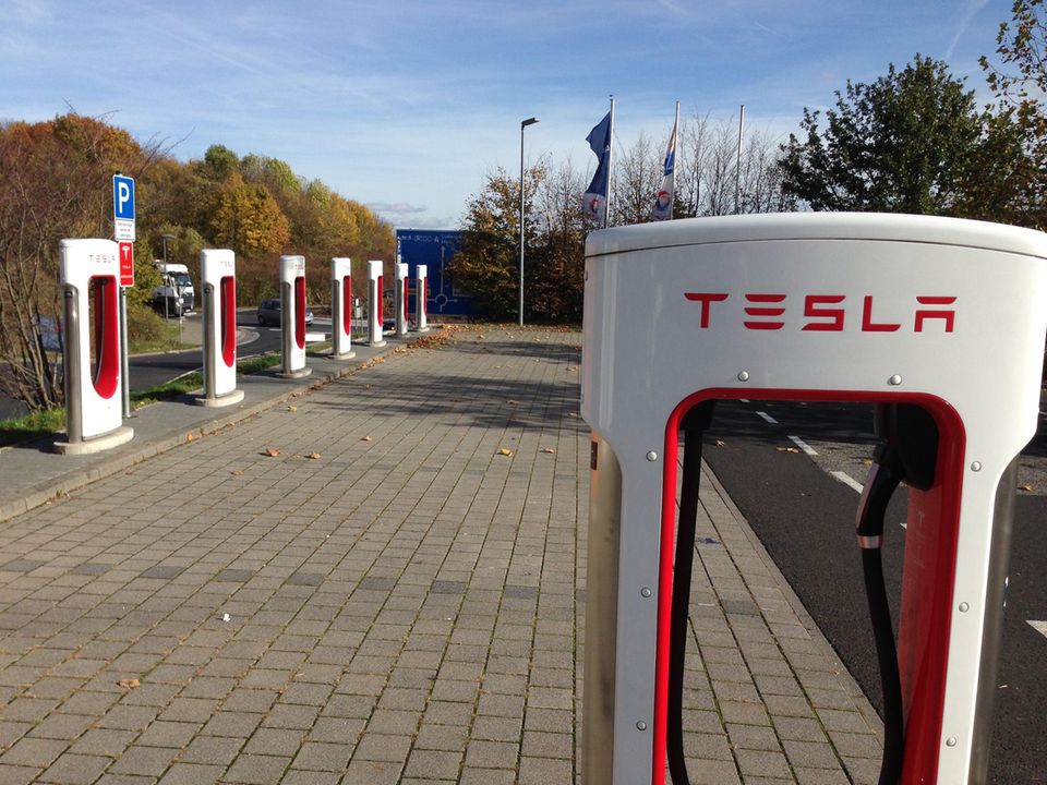 Eine Tesla-Ladestation in Süddeutschland. Der Konzern hat ein Netz von Schnelladern aufgebaut